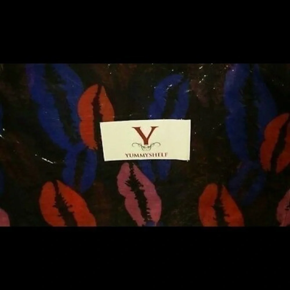☄Yummy Shelf Kisses Printed Rectangular Scarf-Blk